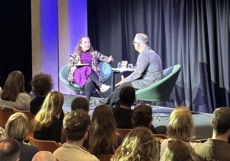 Photo of Beth Noveck in conversation wtih Oliver Escobar